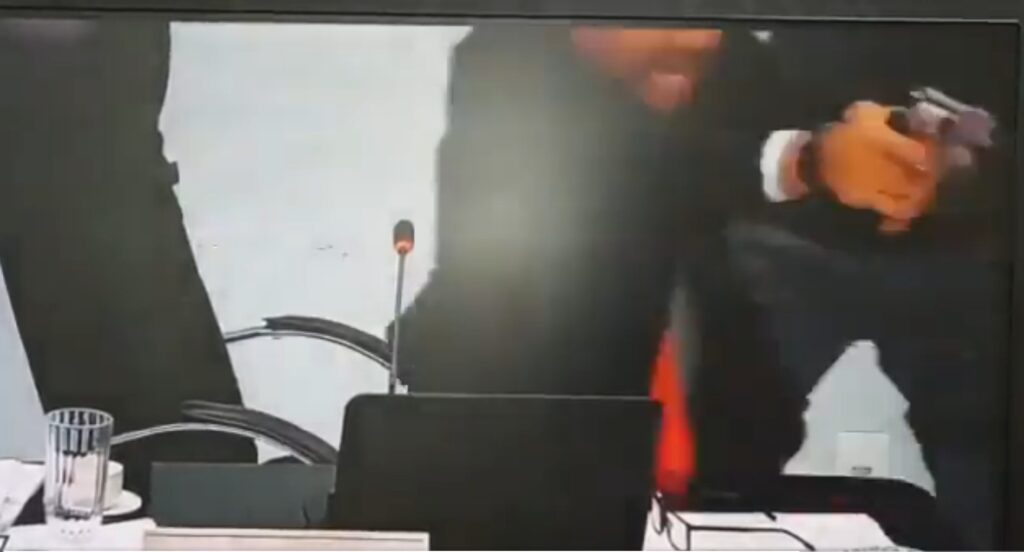 Veja vídeo: vereador aponta arma para colega durante briga em sessão no Mato Grosso