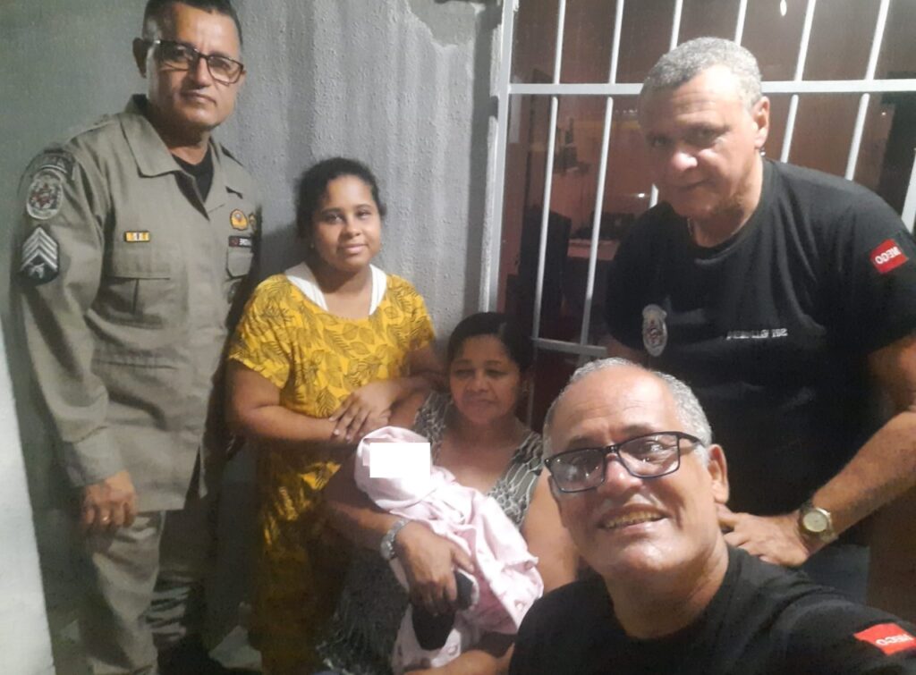 Policiais militares que salvaram criança recém-nascida serão condecorados pelo comando da PM