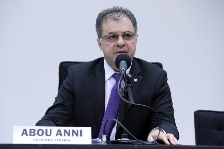 Projeto permite emissão de CNH a quem tiver cometido infração administrativa