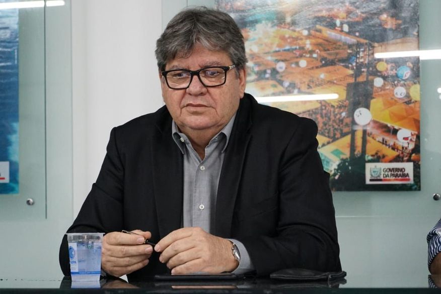 João Azevedo tira alguns dias de férias pela primeira vez e diz que viaja tranquilo com confiança na gestão interina do desembargador Saulo Benevides