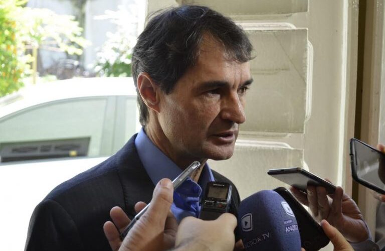 Em postagem na internet, Romero diz que sofreu golpe “baixo, desleal e sorrateiro