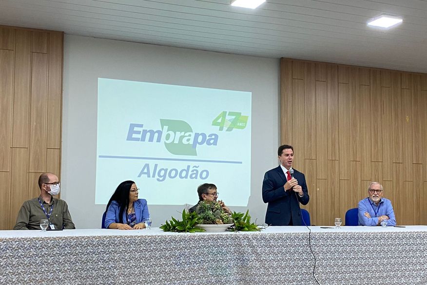 Veneziano participa de aniversário de 47 anos da Embrapa Algodão e diretores agradecem senador por atuação em favor da unidade
