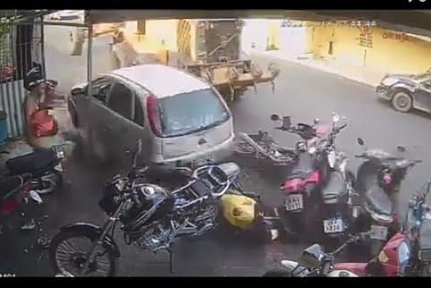 VÍDEO: trator desgovernado perde freio, atinge veículos e destrói motos em oficina de Santa Rita
