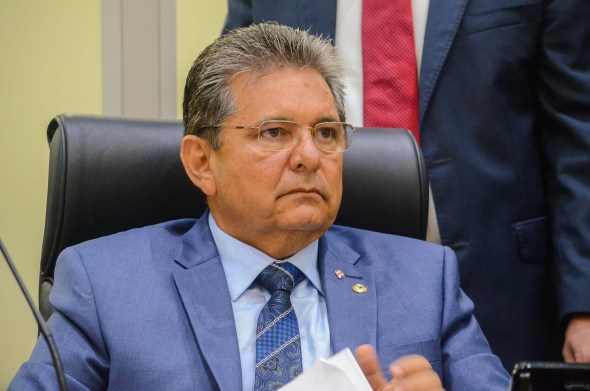 Adriano Galdino diz que Aguinaldo precisa assumir seu projeto ao Senado, mas sem transferir responsabilidade ao governador