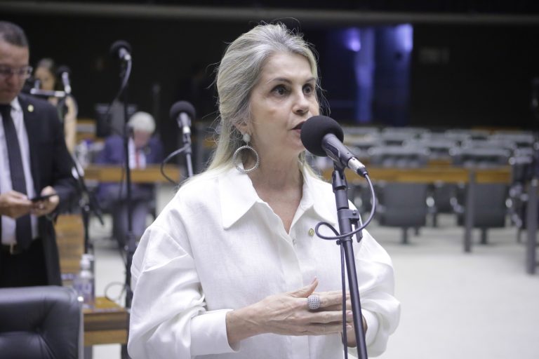 Câmara aprova MP que destina R$ 6,4 bilhões para compra de vacinas contra Covid-19