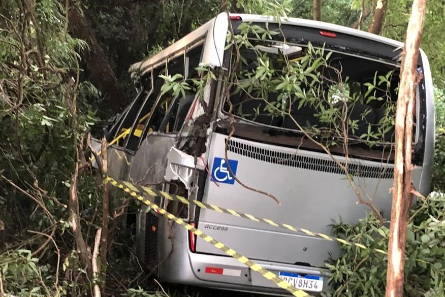 Oito pessoas morrem e 15 ficam feridas em acidente com ônibus da saúde no Paraná