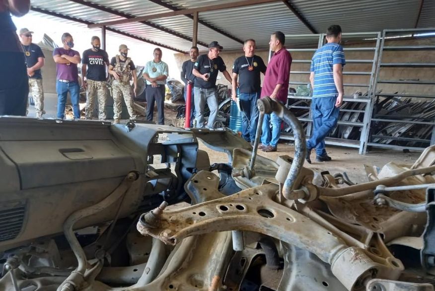 Polícia Civil desarticula desmanche com mais de 100 veículos e peças em Cajazeiras