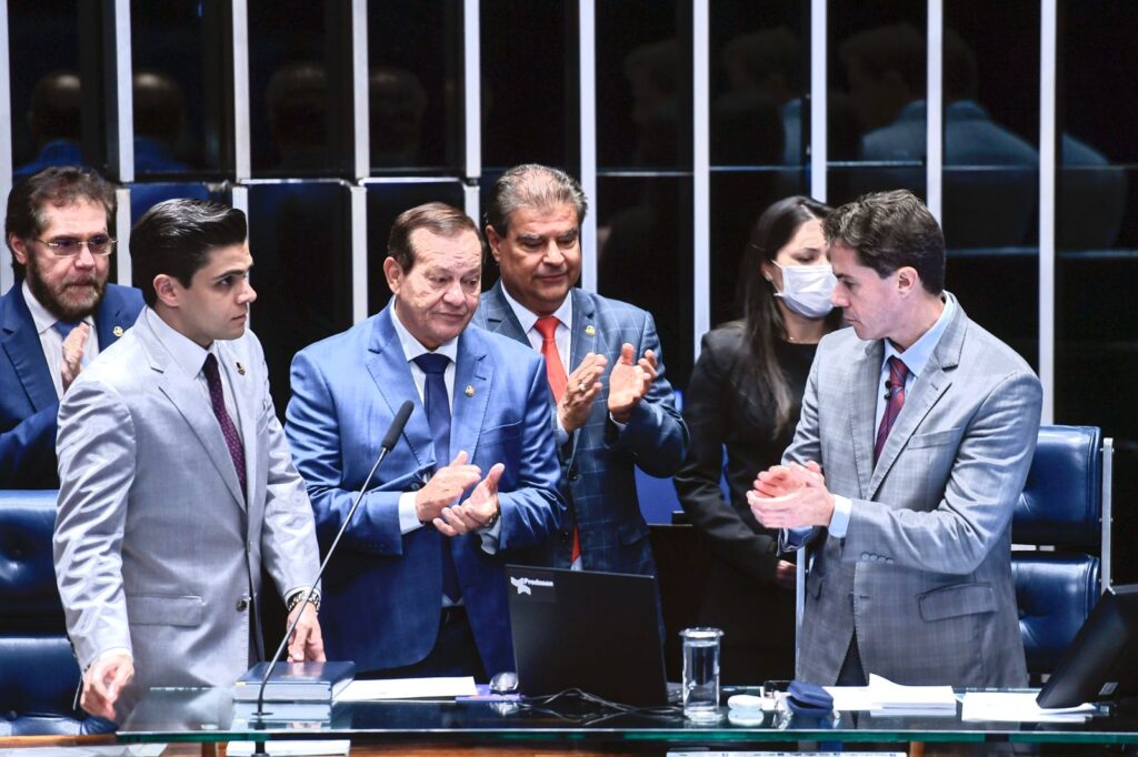 Defensor e articulador do piso da enfermagem, Veneziano recebe reconhecimento após aprovação de PEC no Senado