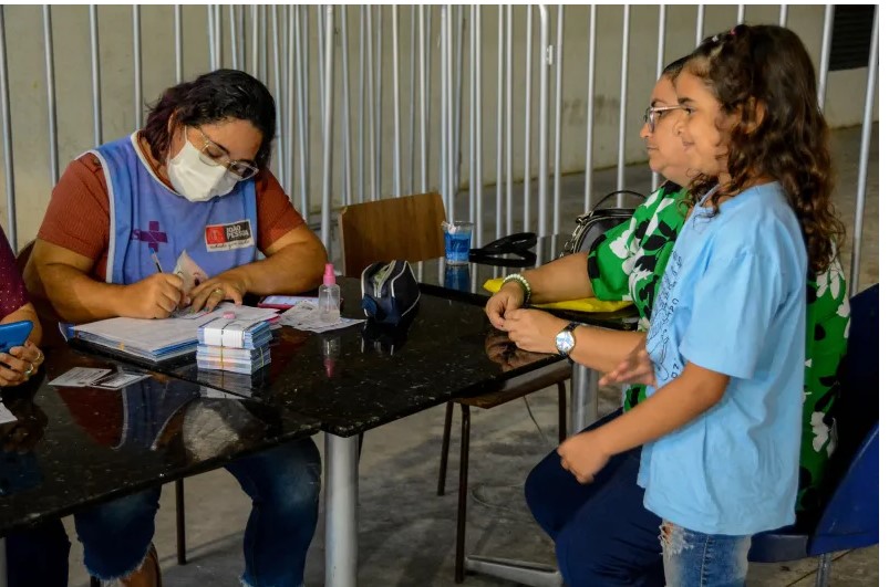Pais atendem chamado do ‘Dia D’ e levam crianças para vacinar
