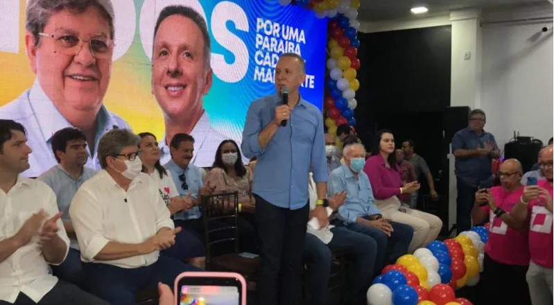 Aguinaldo anuncia candidatura à reeleição e indicação do vice de João Azevêdo