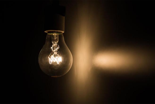 Bolsonaro sanciona lei que devolve PIS/Cofins cobrado na conta de luz