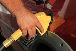 Mesmo com anúncio da redução do ICMS, postos da Paraíba insistem em manter preço da gasolina elevado em relação a outros estados