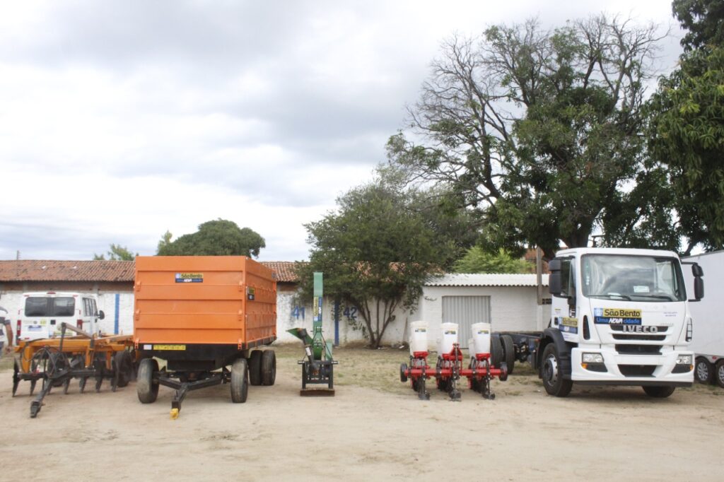 Prefeito de São Bento entrega transportes e equipamentos para secretarias de Infraestrutura, Saúde e Agricultura