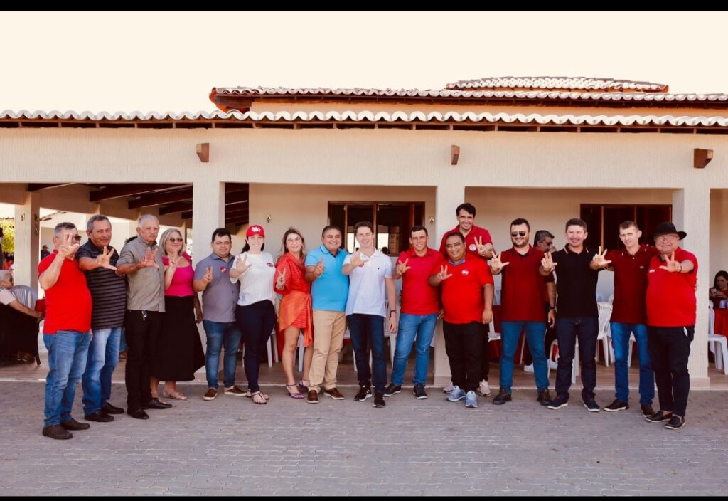 Veneziano recebe o apoio do prefeito Pedrinho, dois ex-prefeitos, presidente da Câmara, 8 vereadores e lideranças de Bom Sucesso