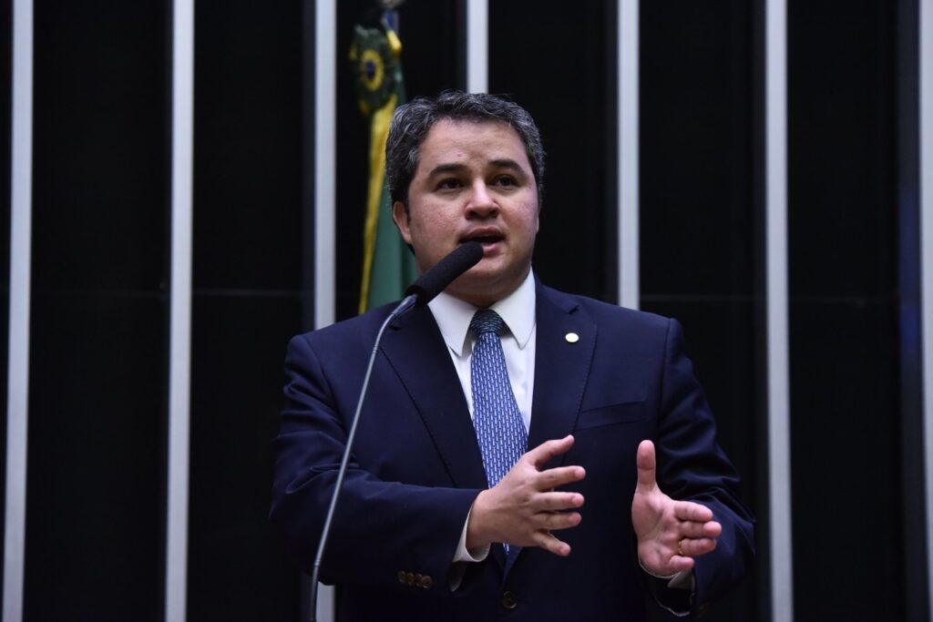 Efraim afirma que piso da enfermagem já foi garantido e diz que decisão de Barroso não foi justa