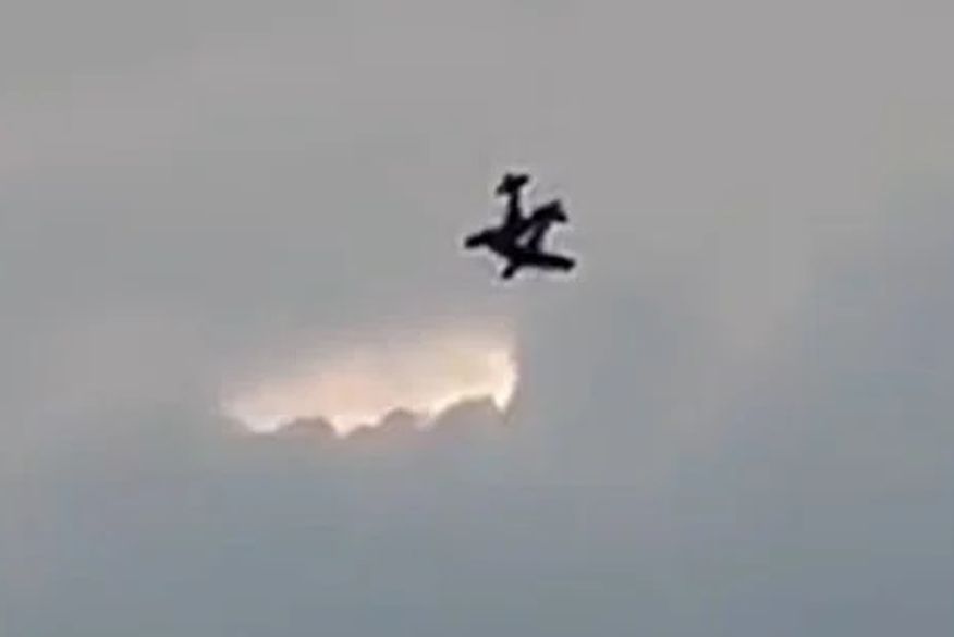 Vídeo: aviões se chocam no ar, ficam presos um ao outro e caem; pilotos morrem