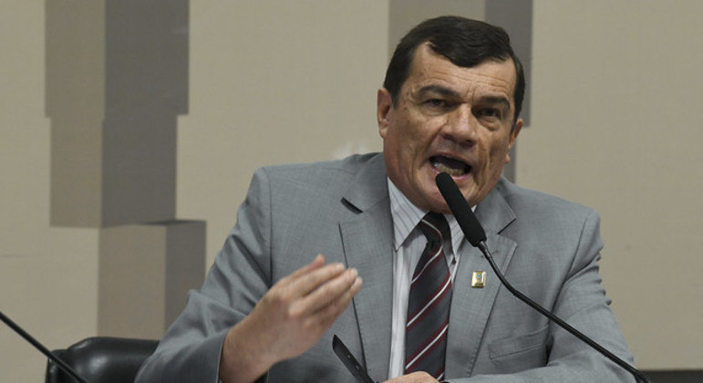 Moraes manda PGR se manifestar sobre pedido de afastamento do ministro da Defesa
