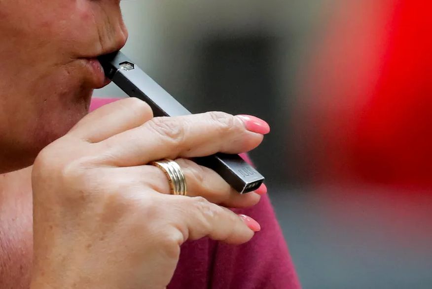 Fumar cigarro eletrônico pode aumentar o risco de cárie nos dentes, aponta estudo