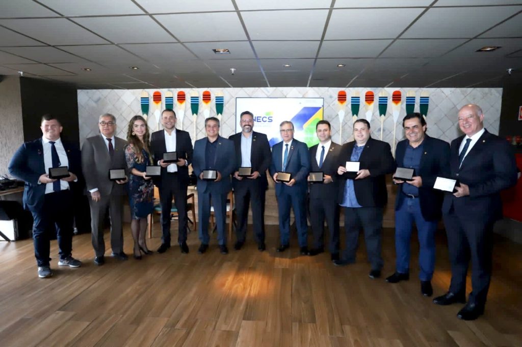 Efraim recebe homenagem da União Nacional de Entidades do Comércio e Serviços