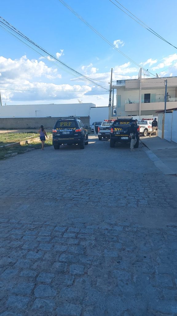 Em Pombal: dupla desobedece ordem de parada da PM, fura bloqueio em posto da PRF durante perseguição, e acaba colidindo em portão de residência de um Policial