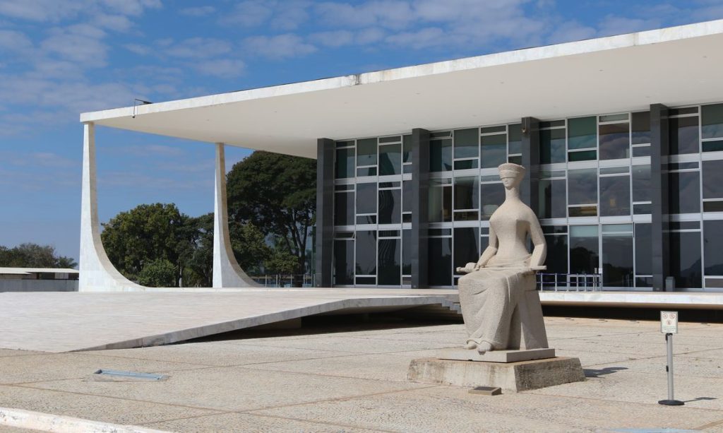 Maioria do STF mantém gratuidade de passagem para jovem de baixa renda