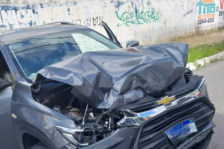 Colisão entre carro e ônibus deixa trânsito lento nos Bancários