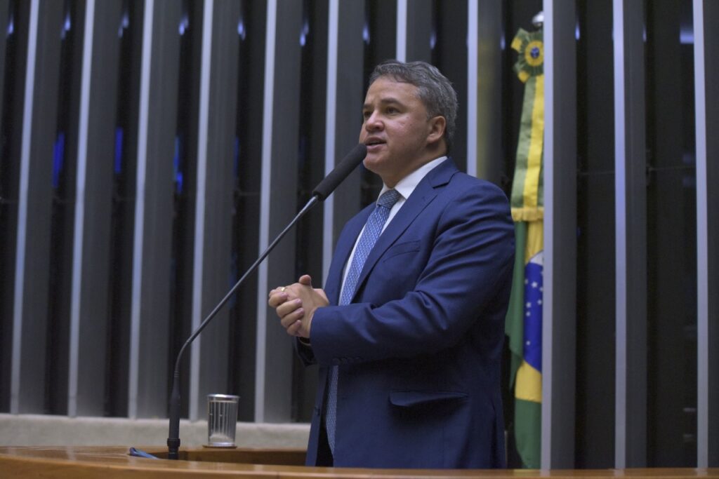“É a força do povo que nos faz gigante”, diz Efraim em discurso de despedida na Câmara dos Deputados