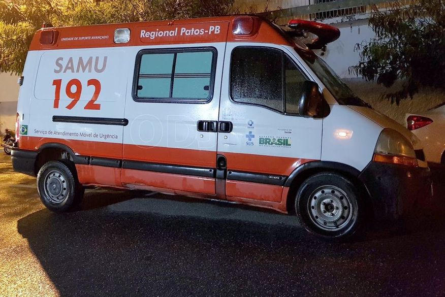Mulher morre e duas pessoas ficam feridas após carro cair de ribanceira no Sertão