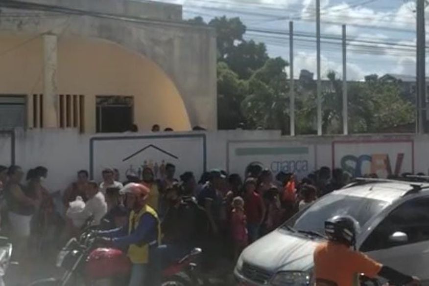 VÍDEO: cestas básicas são disputadas a tapas em Mamanguape e entrega de mantimentos termina em confusão e quebra-quebra