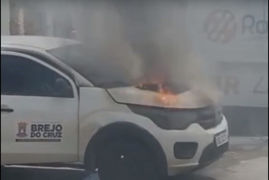 Carro da Prefeitura de Brejo do Cruz pega fogo no Centro da cidade de São Bento