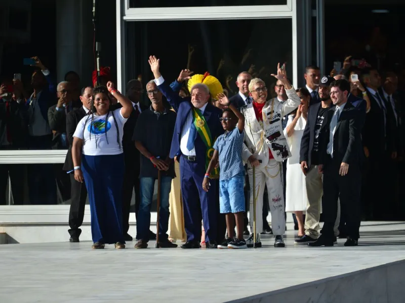 Lula recebe faixa presidencial das ‘mãos do povo brasileiro’ e se emociona