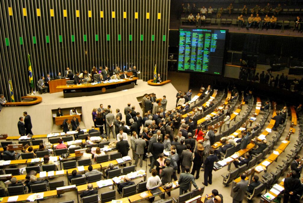 Deputados aumentam auxílio-moradia em mais de 50%; valor chega a R$ 6 mil reais
