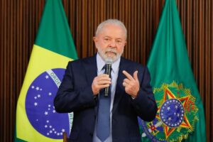 Lula diz que cogita reeleição em caso de 'situação delicada' no país