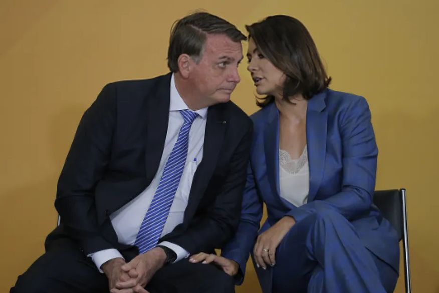 Michelle diz que Bolsonaro não deve voltar ao Brasil agora: ‘Precisa descansar mais’