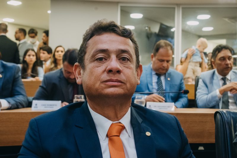 Wallber adota linguagem neutra na tribuna da Assembleia: “Bom dia a todes”