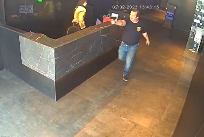 Homem tenta invadir prédio armado e com farda falsa da Polícia Federal