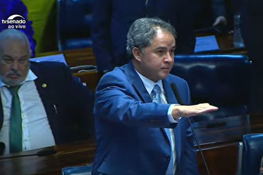Efraim Filho toma posse como senador em Brasília: “com muito trabalho e compromisso, assim prometo”