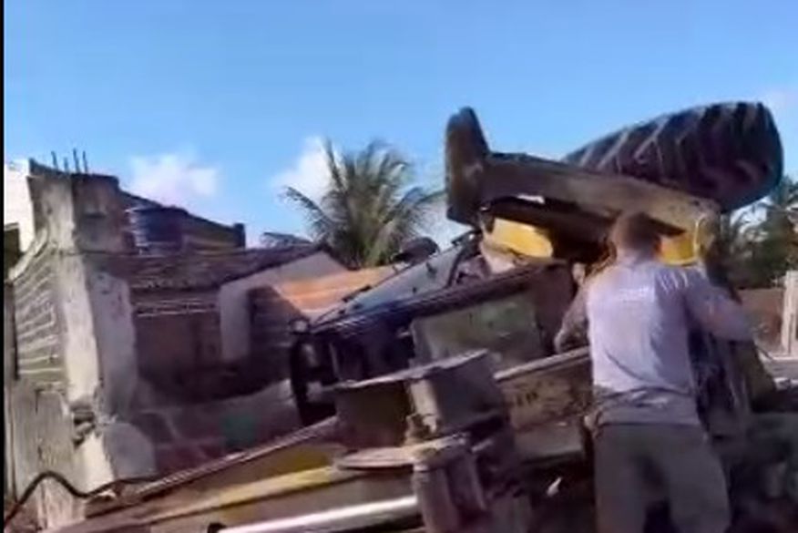 Criminosos roubam trator, mas tombam e abandonam veículo durante a fuga, na PB