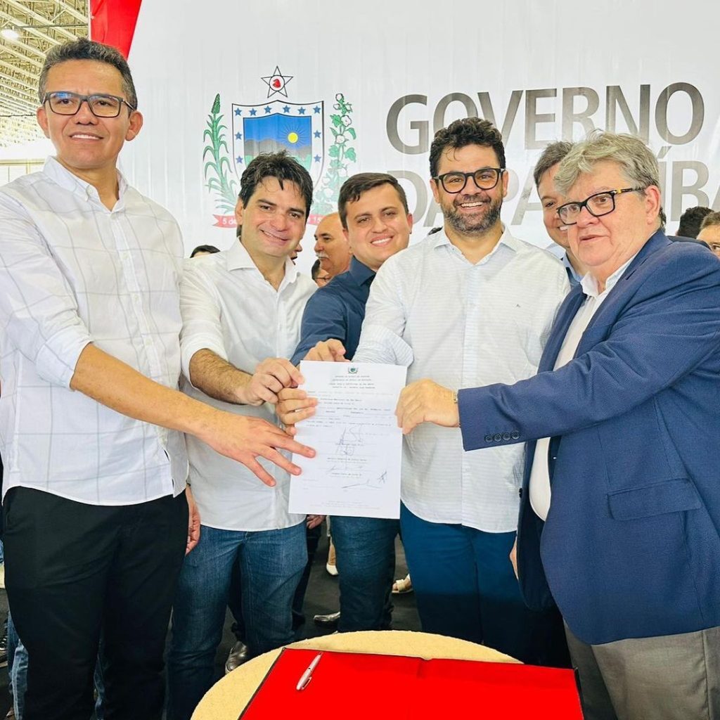 Dr Jarques celebra a entrega de mais um ônibus escolar para São Bento