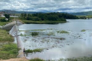 Açudes e reservatórios sangram com aumento das chuvas; maioria é no Sertão