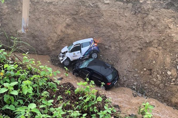 Carros são ‘engolidos’ por cratera aberta em rodovia que liga Paraíba ao Ceará