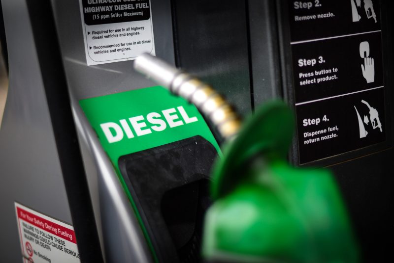 Preço do diesel cai R$ 0,18 nas distribuidoras, nesta quinta-feira