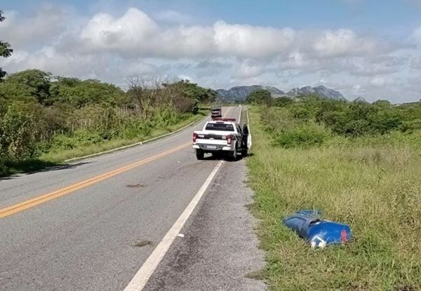 Colisão entre viatura da PM e ônibus deixa policial ferido no Sertão