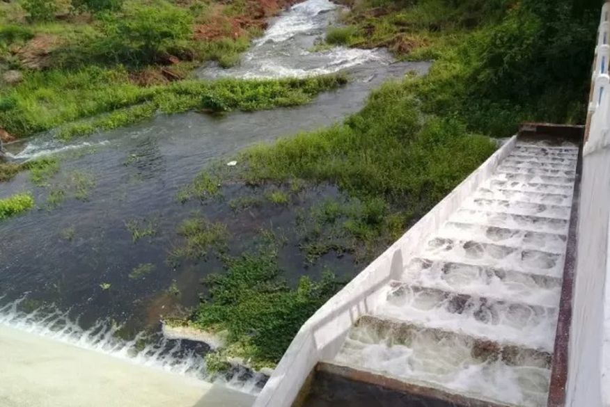 Açude de São Gonçalo, no Sertão da Paraíba, sangra após fortes chuvas