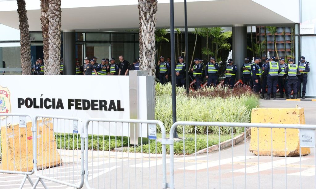Bolsonaro chega à Polícia Federal para depor sobre atos golpistas