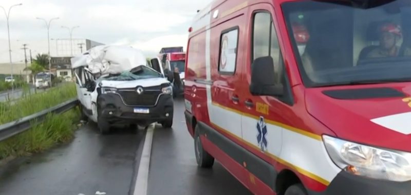 Acidente na BR-230 entre caminhão e van com pacientes deixa sete feridos