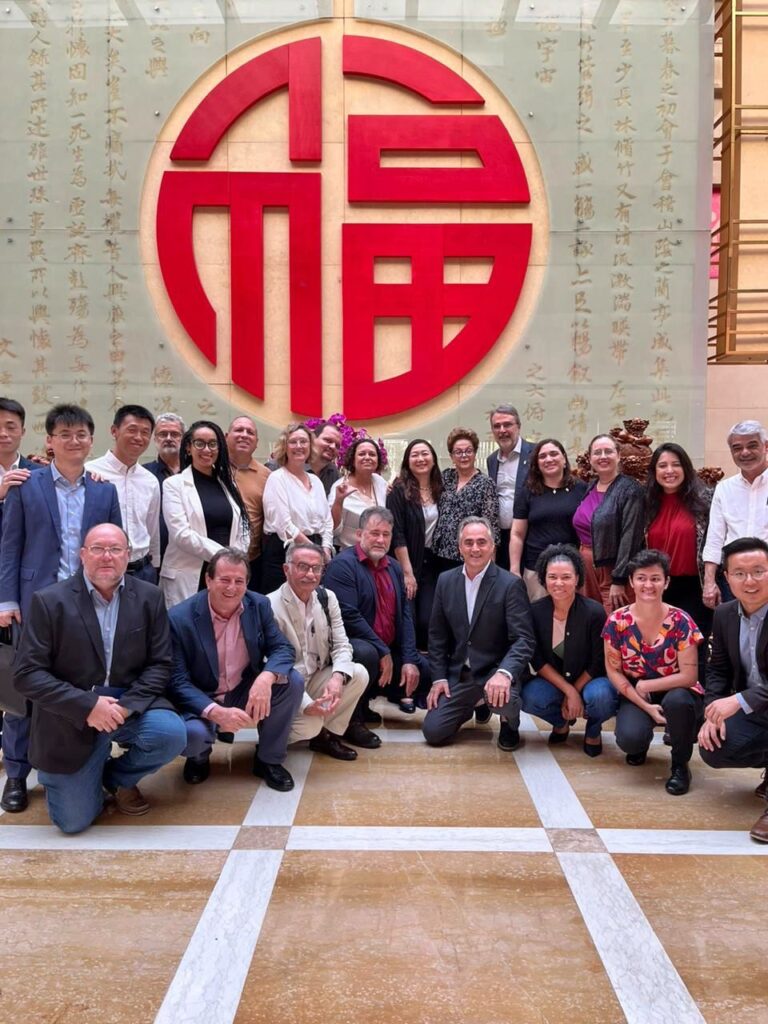 Cartaxo se reúne com Dilma Rousseff na China, junto à delegação do PT, e defendem ações que tragam investimentos em educação, ciência e tecnologia para melhorar a vida da população do Brasil