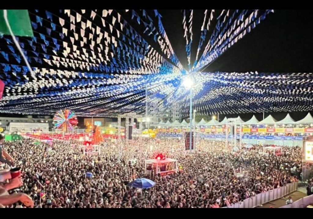 Abertura do São João de Patos 2023 contou com apresentações regionais e nacionais e reuniu multidão no Terreiro do Forró