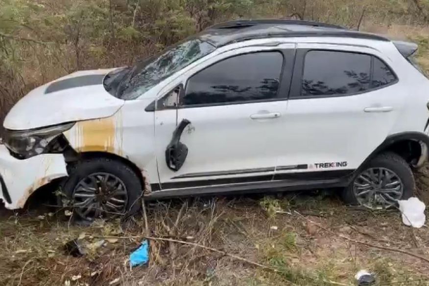 Quatro pessoas ficam feridas após carro capotar na BR-230, na cidade de Pombal