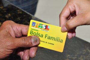 Bolsa Família terá extra de R$ 50 para gestantes e adolescentes neste mês; veja calendário